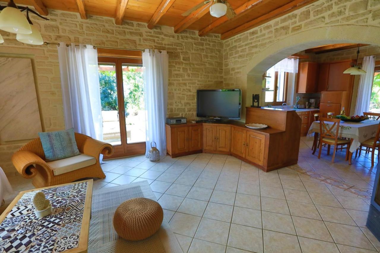 Villa Harmony, Steinvilla Prinés Buitenkant foto